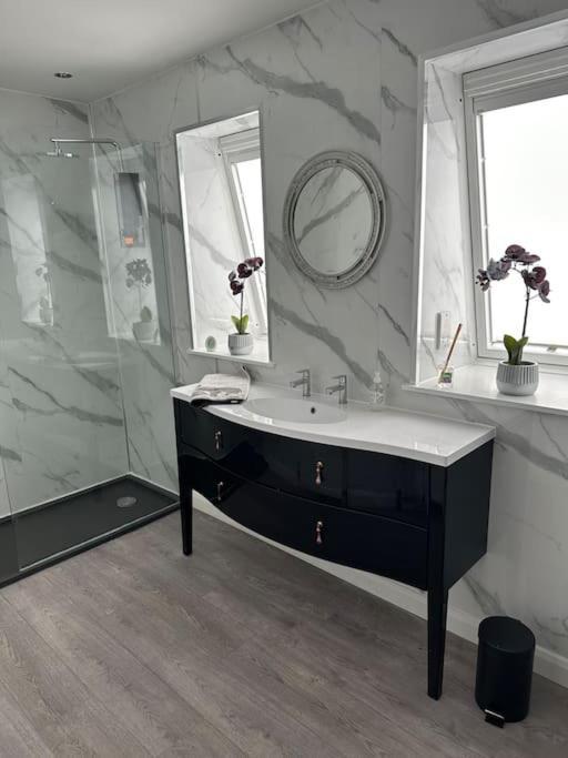 Cameron Coach House Modern Property In Murrayfield エディンバラ エクステリア 写真